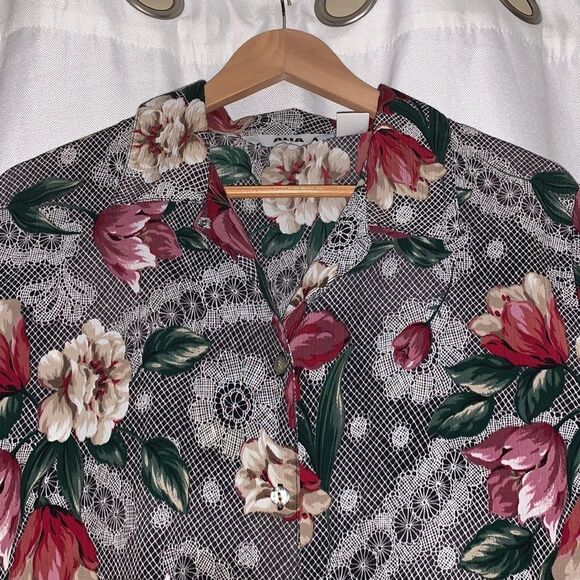 VGT abstract flower print button down top. Size 16 - Picture 2 of 13